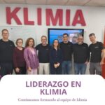Actualización 2026: Formación en Liderazgo con el equipo de Klimia Seguimos acompañando a Klimia en su proceso de crecimiento, reforzando un enfoque de liderazgo más consciente, cercano y alineado con los valores del equipo. En esta nueva fase de formación, continuamos trabajando sobre una idea clave: el liderazgo no es algo puntual, es una habilidad que se entrena día a día. Liderazgo aplicado al día a día Durante las sesiones más recientes, hemos seguido profundizando en herramientas prácticas para: Gestionar personas de forma más efectiva Adaptando el estilo de liderazgo a las necesidades del equipo y del contexto. Mejorar la comunicación interna Facilitando mensajes más claros, directos y alineados con los objetivos comunes. Liderar desde el ejemplo Reforzando la coherencia entre lo que se dice y lo que se hace, como base de la credibilidad. Un proceso de crecimiento continuo Esta evolución forma parte del itinerario de formación que seguimos desarrollando junto a Klimia, donde cada sesión refuerza lo trabajado anteriormente y permite integrar las herramientas de forma natural en el día a día. Cuando el liderazgo se entrena de forma continua, los equipos ganan en claridad, confianza y capacidad de respuesta.